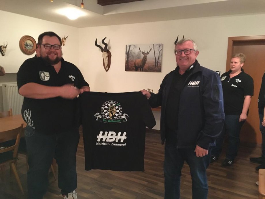 uebergabe_t-shirts_dc-wallersdorf_-_bild_3.jpg